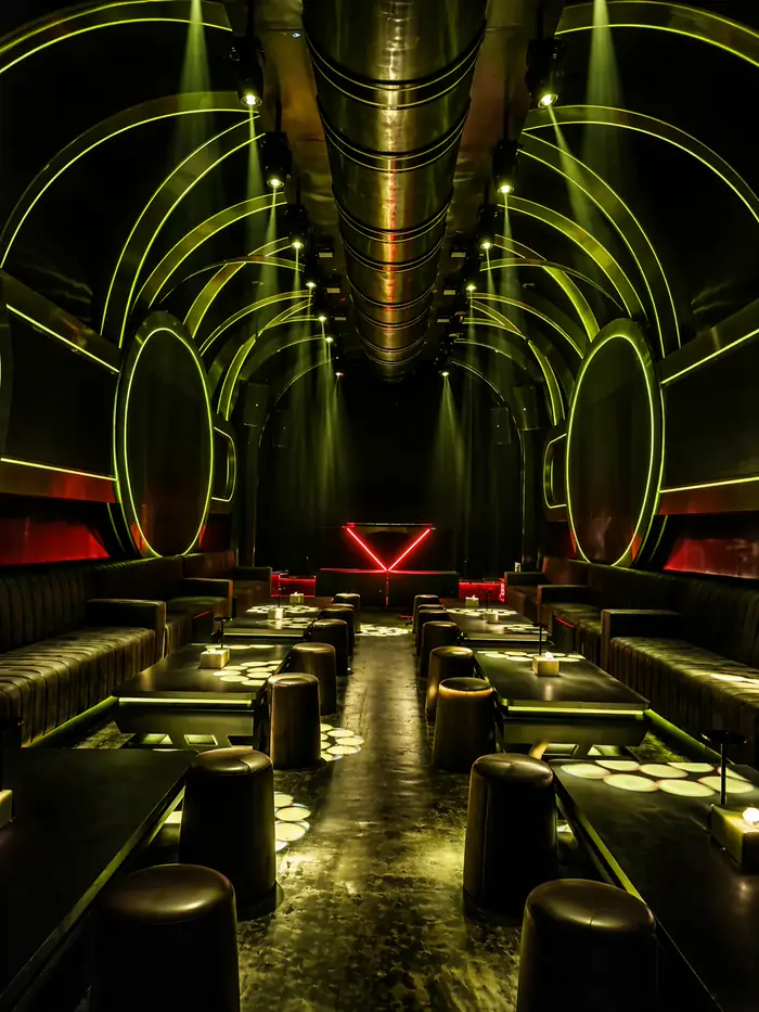 Lounge V-KTV PIK 2 — pencahayaan ambient dan papan neon V
